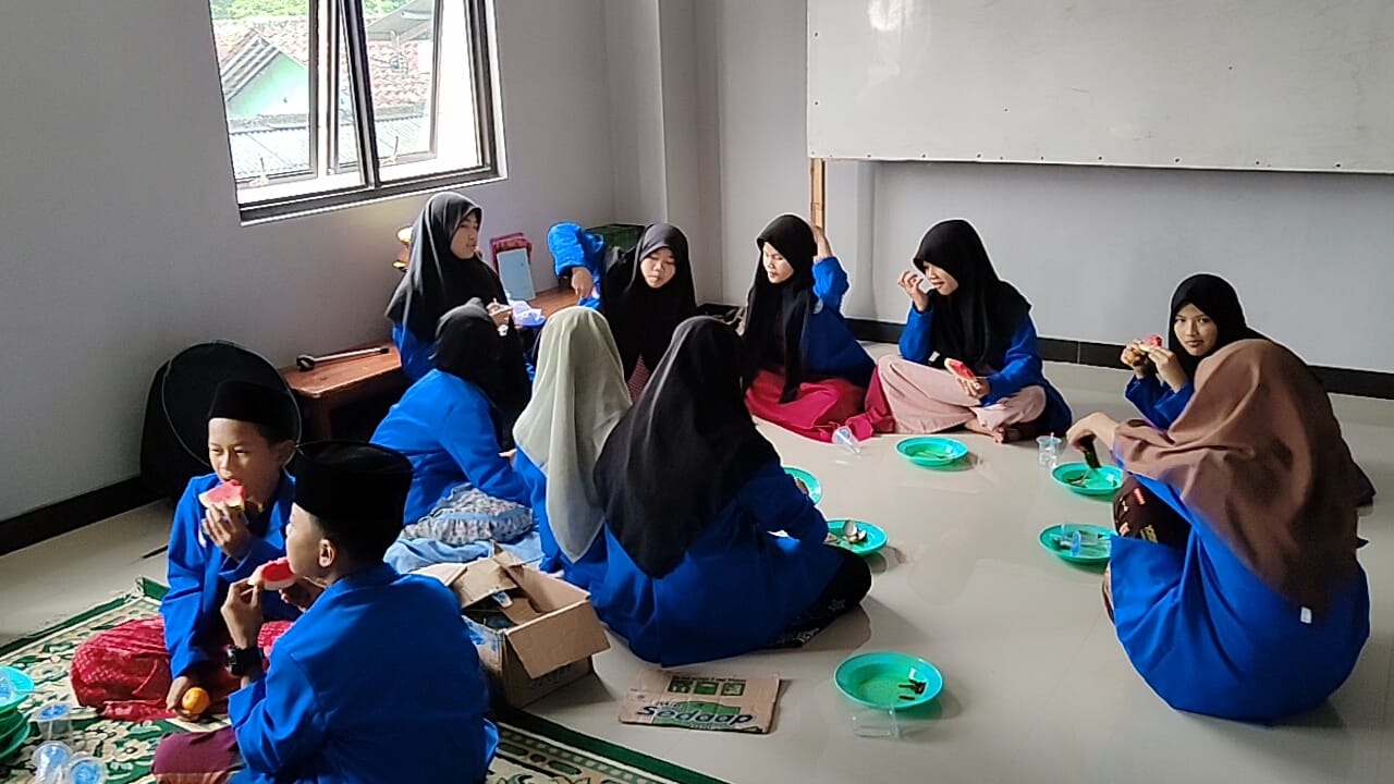 Bantu mereka dalam bentuk makanan ataupun dana guna pembangunan Rumah Tahfidz untuk asrama Yatim piatu