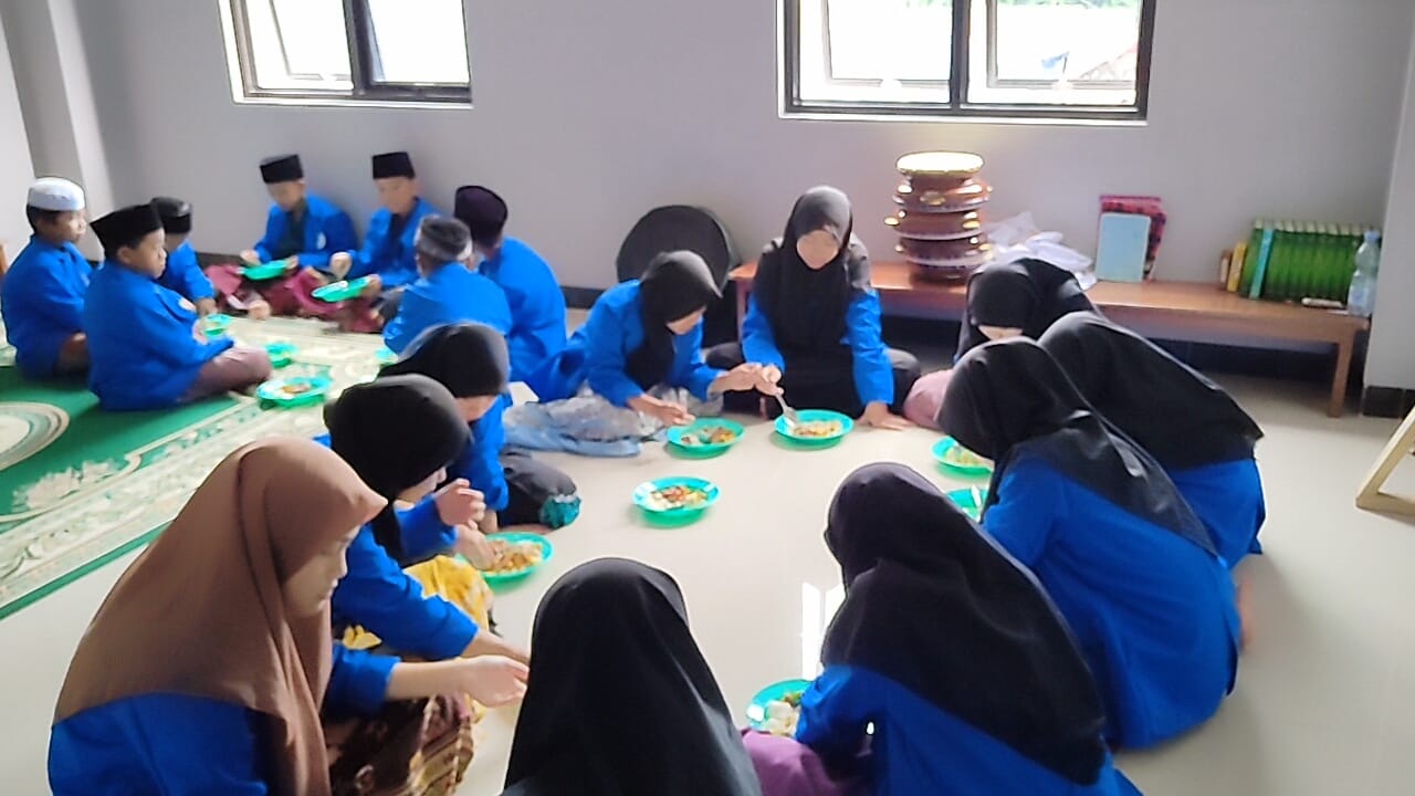 Bantu mereka dalam memenuhi kehidupan sehari hari di asrama