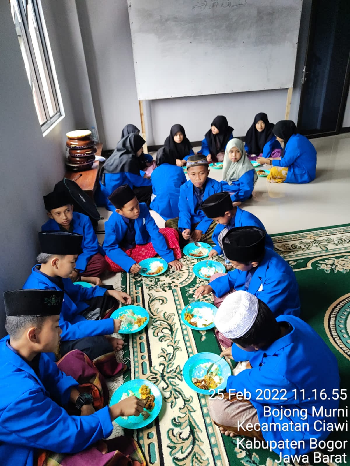Bantu mereka tersenyum hadapi masa depan..