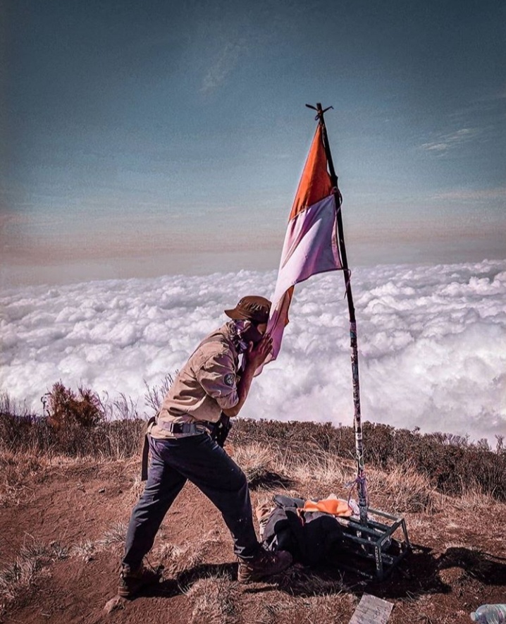 Lamunan Suasana Pagi Dan Kibar Bendera
