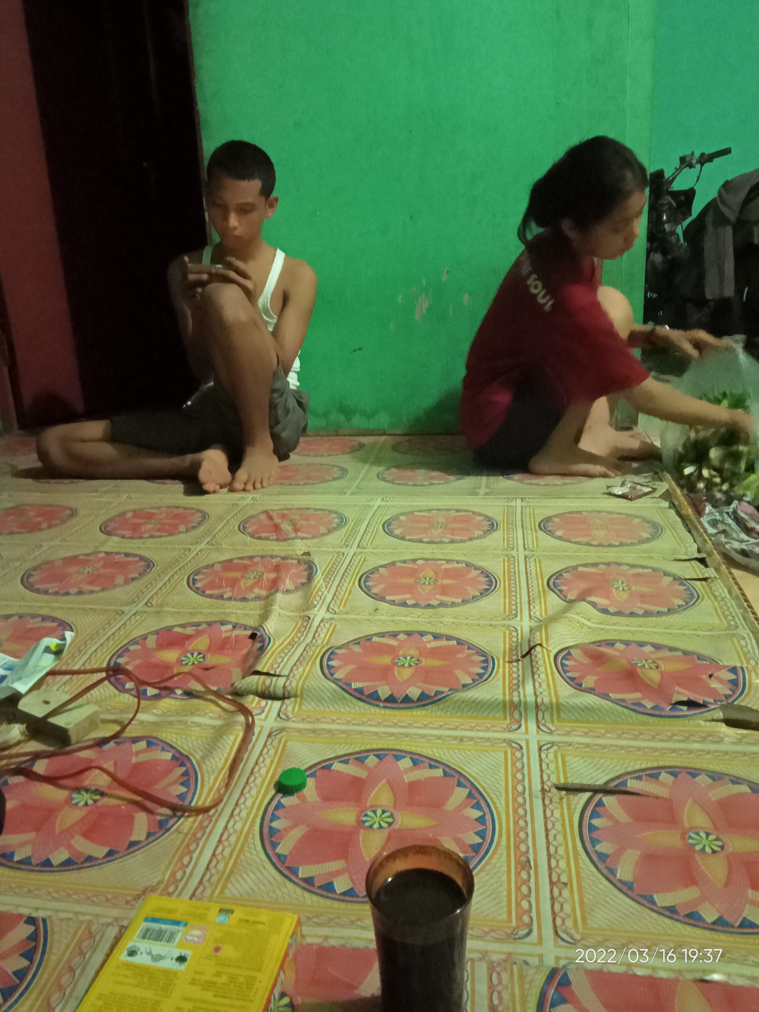 Anak anak bantu beresin bahan dagangan