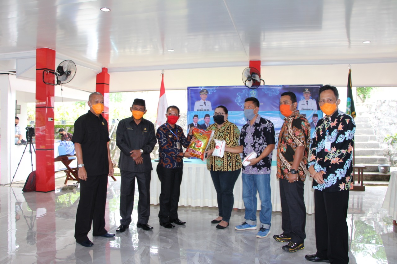 Tribe-Peduli-Covid-19-PT-BAA-Bersama-HKTI-Berikan-Bantuan-Beras-Hasil-Petani-Lokal-Kepada-Pemkab-Bangka-suthabangka-00.jpg