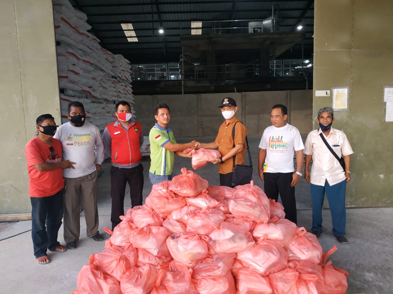 Tribe-Peduli-Pandemi-Covid-19-PT-BAA-Kembali-Salurkan-500-Paket-Sembako-ke-Warga-Lingkungan-Kenanga-suthabangka-00.jpg